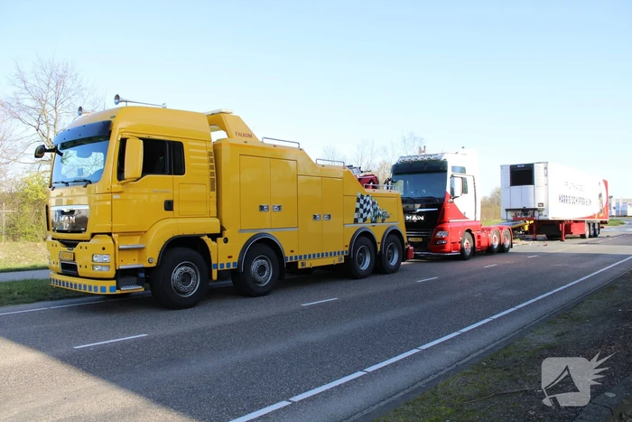 Vrachtwagen ramt bestelbus