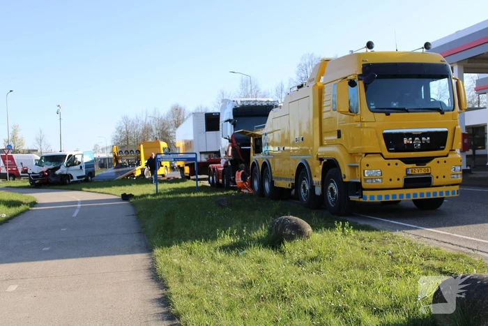 Vrachtwagen ramt bestelbus