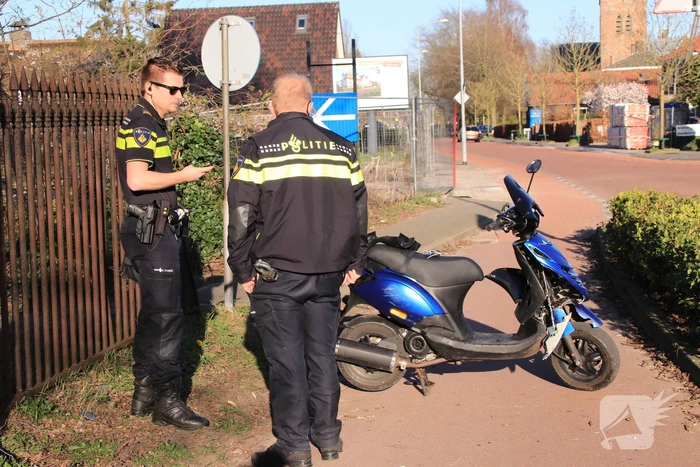 Spookrijdende snorscooter botst op auto bij oversteken