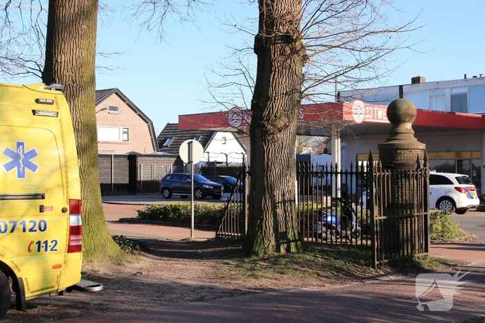 Spookrijdende snorscooter botst op auto bij oversteken