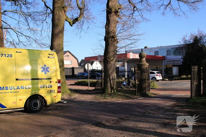 Spookrijdende snorscooter botst op auto bij oversteken