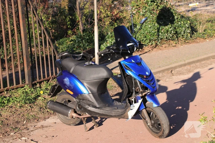 Spookrijdende snorscooter botst op auto bij oversteken