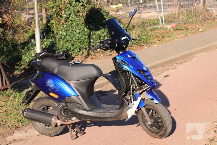 Spookrijdende snorscooter botst op auto bij oversteken