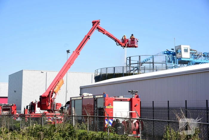 Dikke rookwolken boven Damen Shiprepair