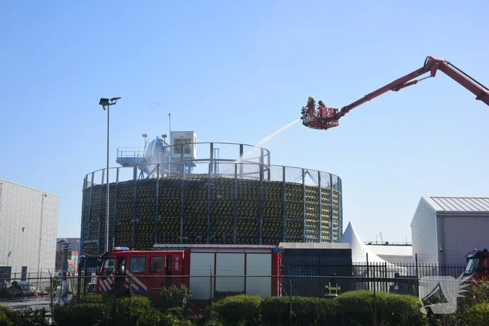 Dikke rookwolken boven Damen Shiprepair