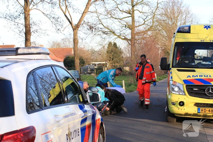 Brommerrijder zwaargewond na aanrijding met trekker