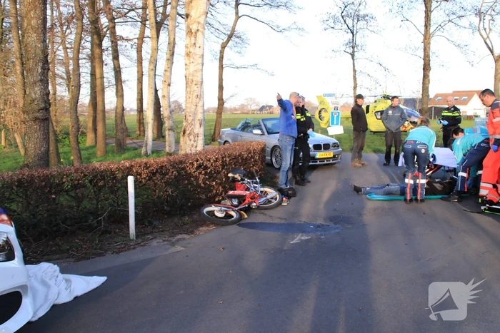 Brommerrijder zwaargewond na aanrijding met trekker