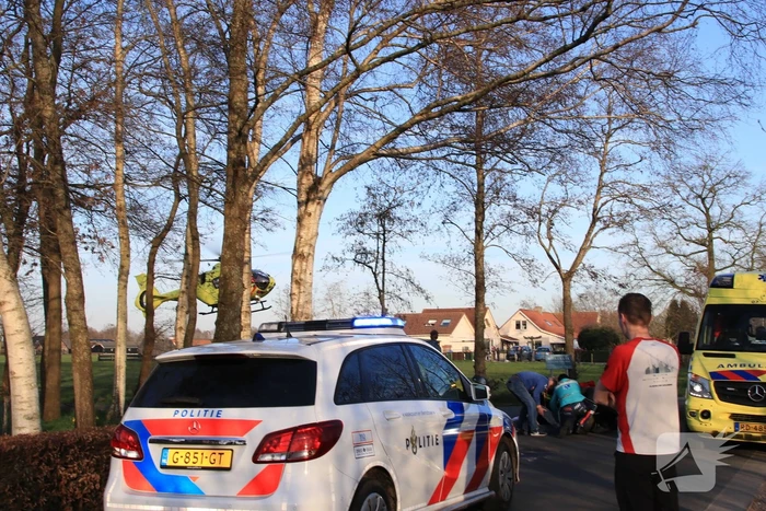 Brommerrijder zwaargewond na aanrijding met trekker