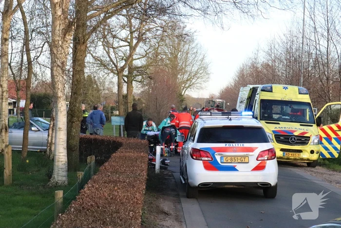 Brommerrijder zwaargewond na aanrijding met trekker