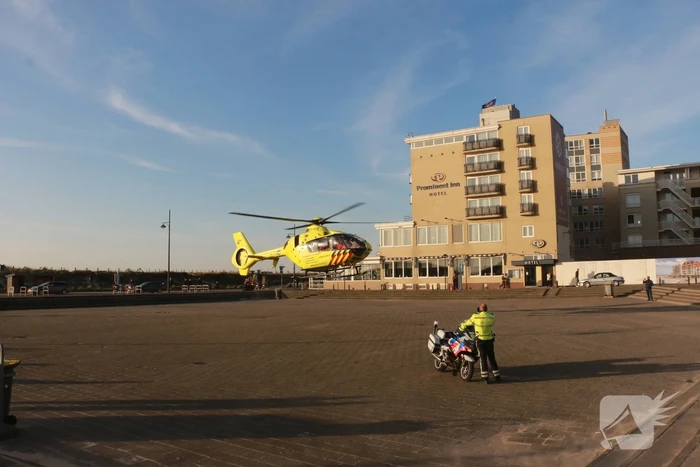 Landing traumahelikopter op boulevard trekt veel bekijks