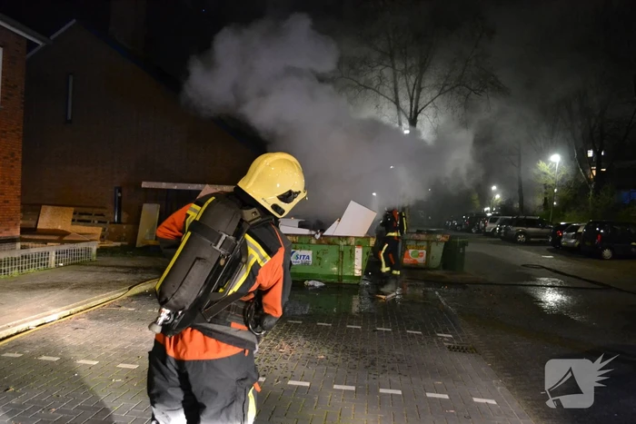 Grote vlammen bij brand in bouwcontainer