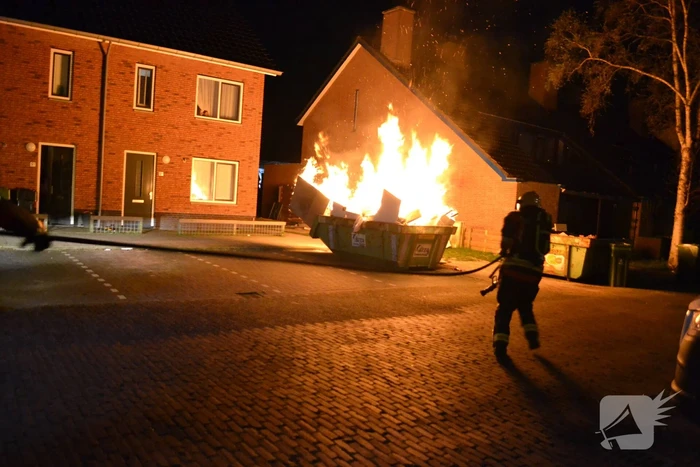 Grote vlammen bij brand in bouwcontainer
