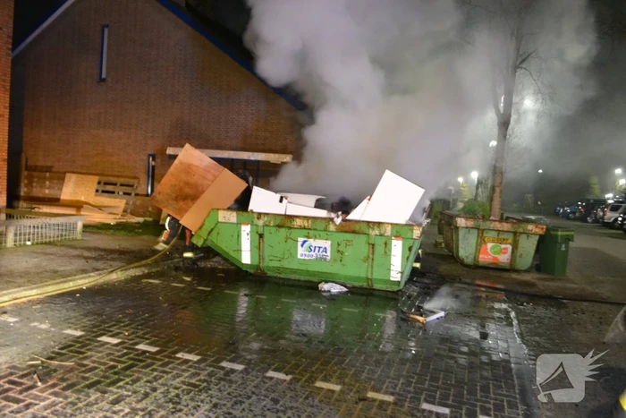 Grote vlammen bij brand in bouwcontainer