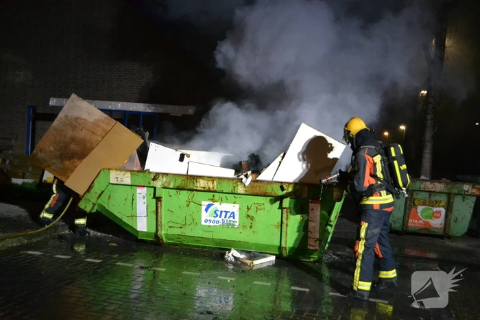 Grote vlammen bij brand in bouwcontainer
