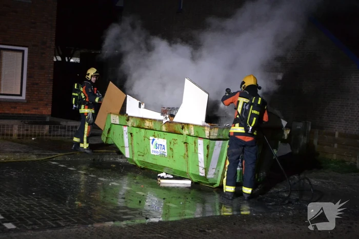 Grote vlammen bij brand in bouwcontainer