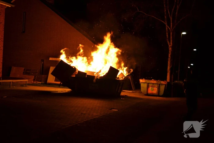 Grote vlammen bij brand in bouwcontainer