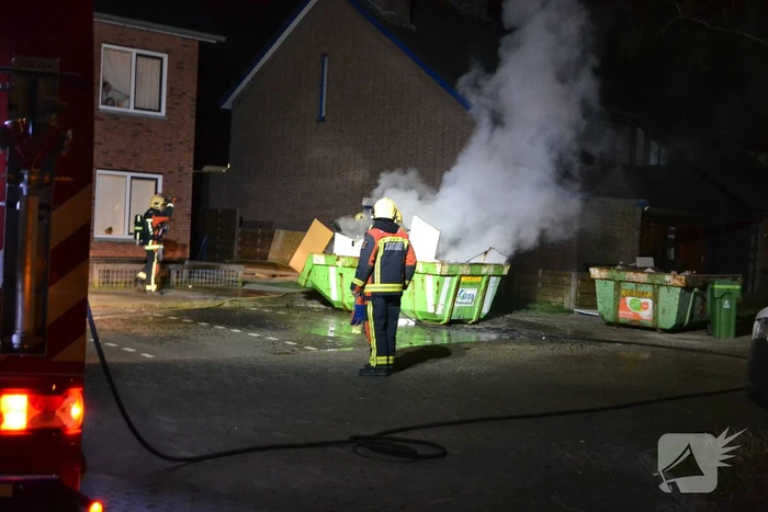 Grote vlammen bij brand in bouwcontainer