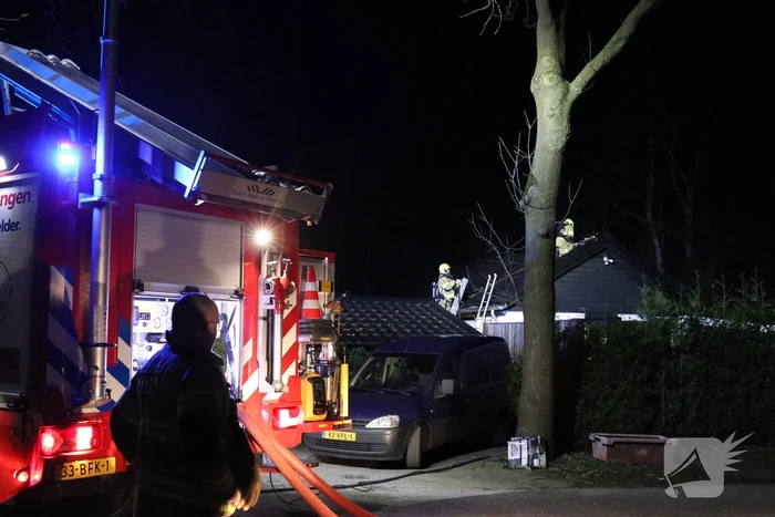 Brand in dak van bungalow