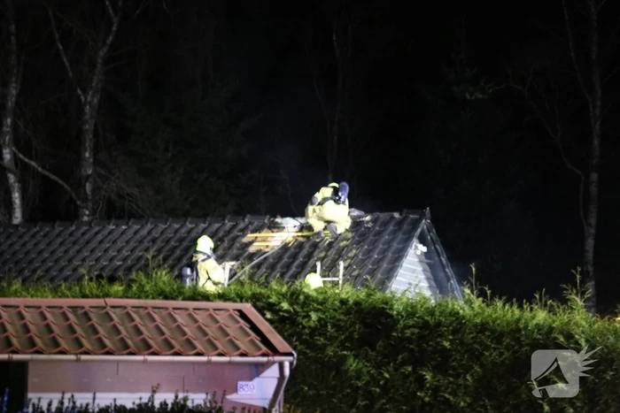 Brand in dak van bungalow