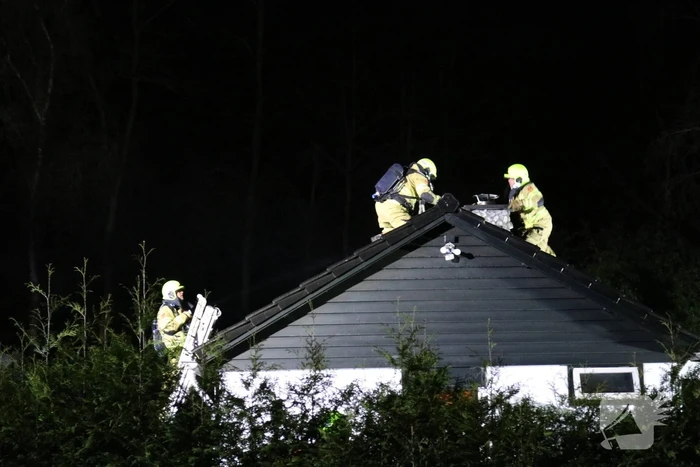 Brand in dak van bungalow