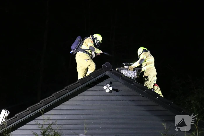 Brand in dak van bungalow