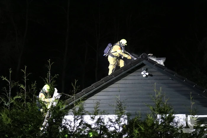 Brand in dak van bungalow