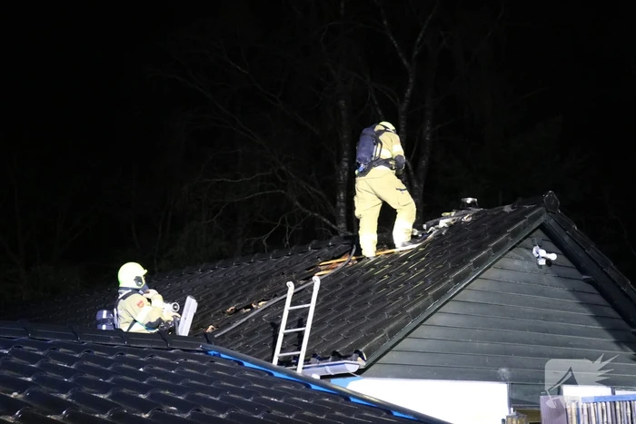 Brand in dak van bungalow