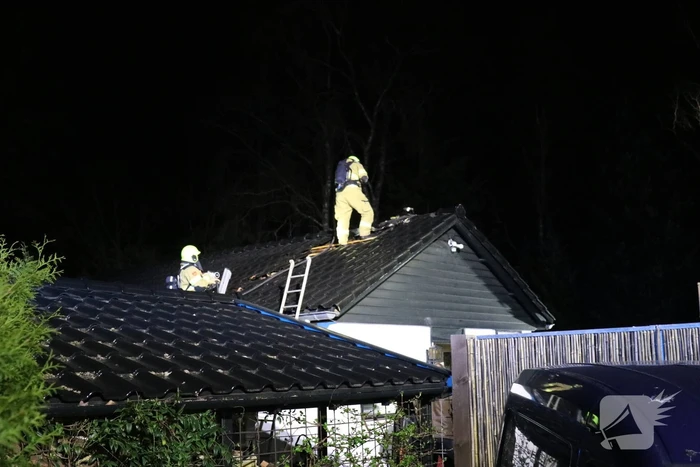 Brand in dak van bungalow