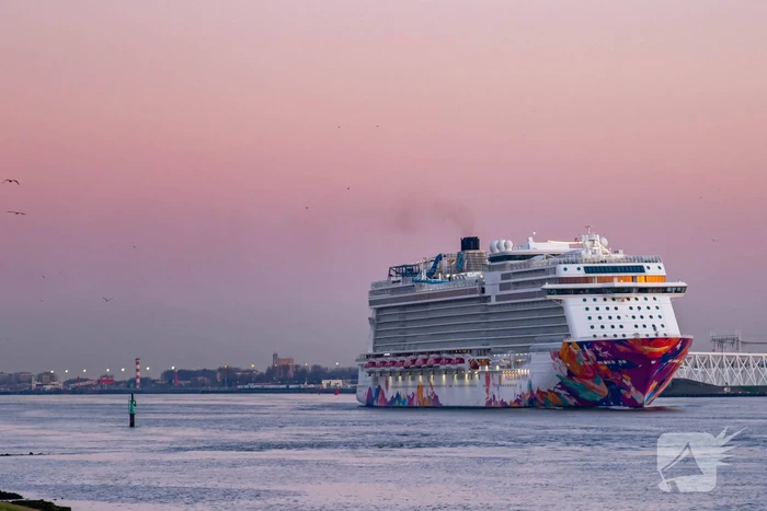 Cruiseschip World Dream arriveert bij Damen ShipRepair Rotterdam voor onderhoud