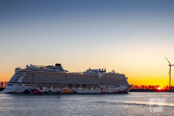 Cruiseschip World Dream arriveert bij Damen ShipRepair Rotterdam voor onderhoud