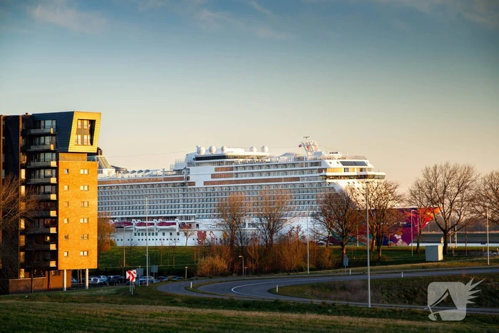 Cruiseschip World Dream arriveert bij Damen ShipRepair Rotterdam voor onderhoud