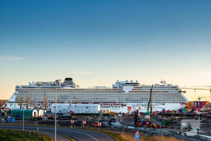 Cruiseschip World Dream arriveert bij Damen ShipRepair Rotterdam voor onderhoud