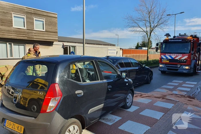 Auto botst op stilstaande auto op kruising