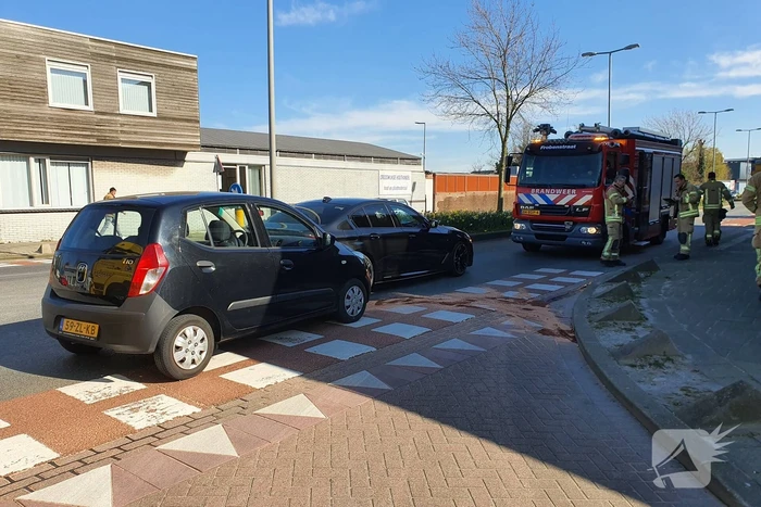 Auto botst op stilstaande auto op kruising