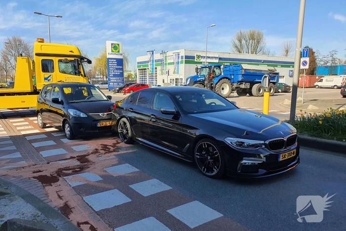 Auto botst op stilstaande auto op kruising