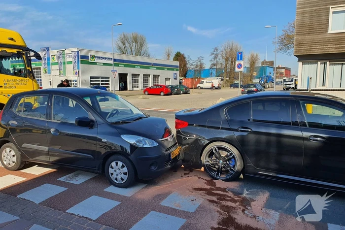 Auto botst op stilstaande auto op kruising