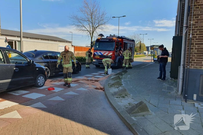 Auto botst op stilstaande auto op kruising