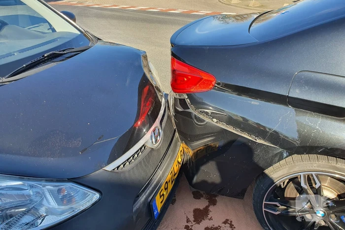 Auto botst op stilstaande auto op kruising