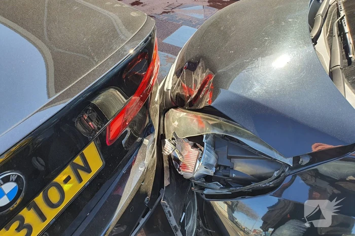 Auto botst op stilstaande auto op kruising
