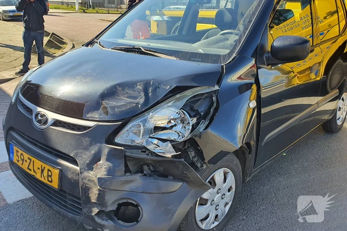 Auto botst op stilstaande auto op kruising