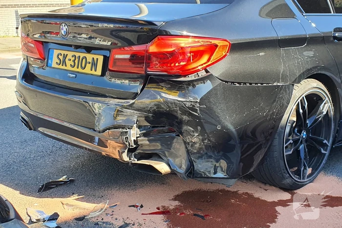 Auto botst op stilstaande auto op kruising