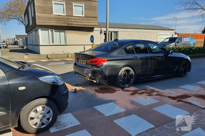 Auto botst op stilstaande auto op kruising