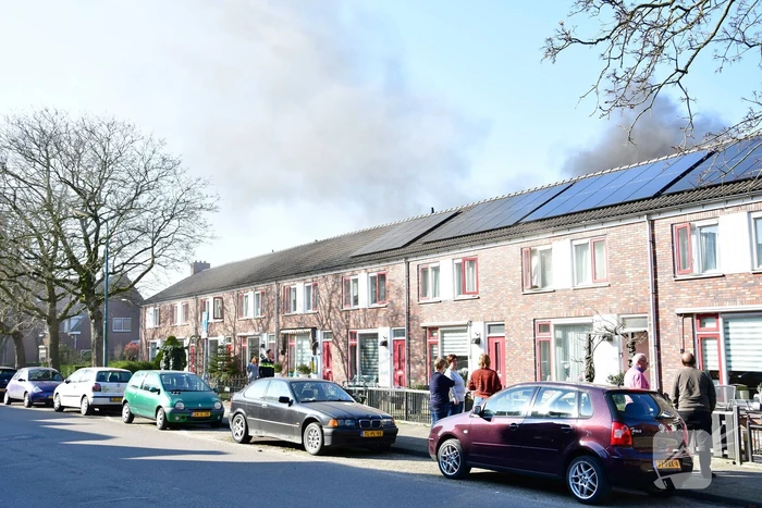 Schuur achter woning volledig in brand