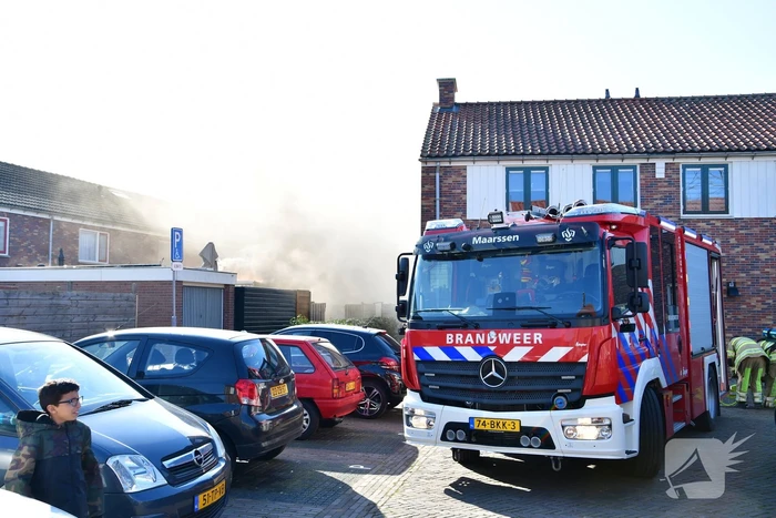 Schuur achter woning volledig in brand