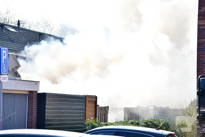 Schuur achter woning volledig in brand