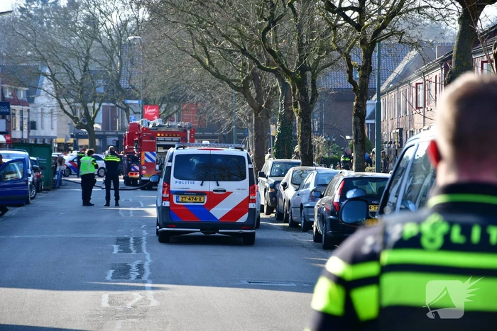 Schuur achter woning volledig in brand