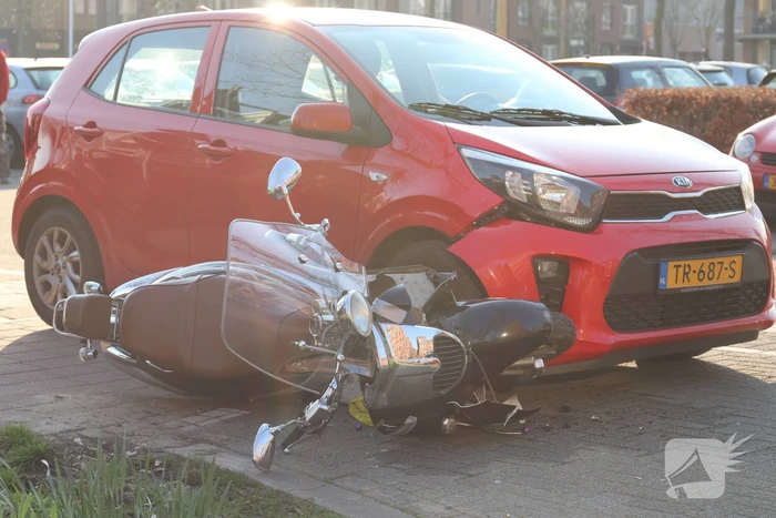 Scooterrijdster rijdt in flank overstekende auto