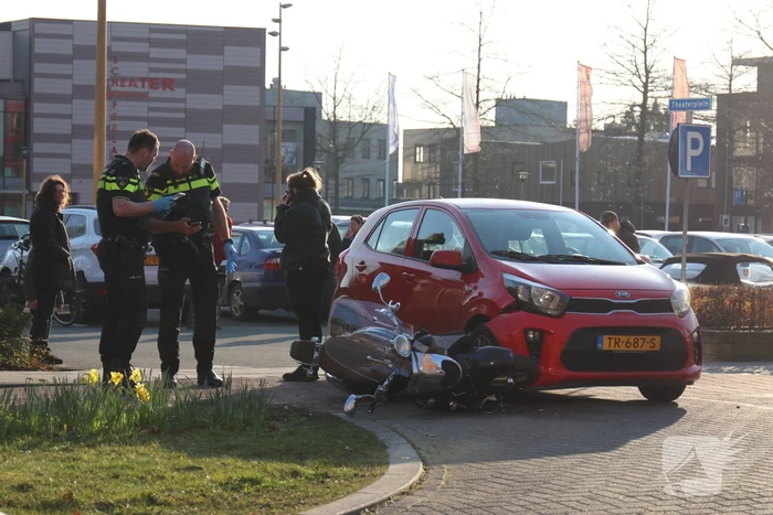 Scooterrijdster rijdt in flank overstekende auto