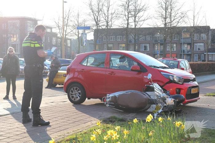 Scooterrijdster rijdt in flank overstekende auto