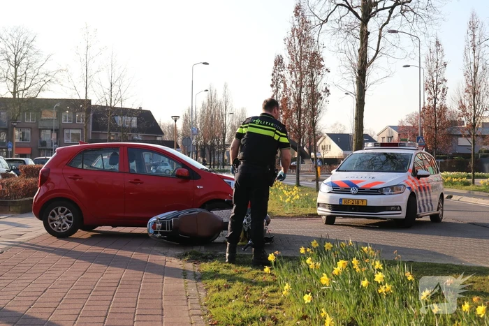 Scooterrijdster rijdt in flank overstekende auto